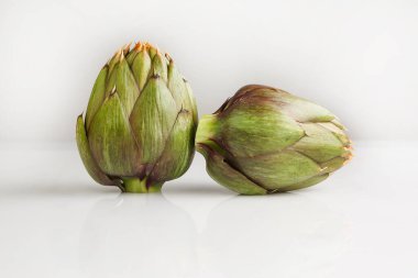 Enginarlar beyaz arkaplanda izole edildi