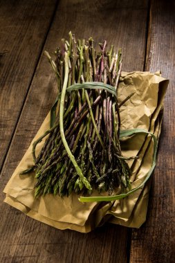 Sardunya yaban kuşkonmazı siyah bir antika masanın üstünde.