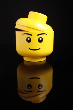 Cagliari, İtalya - 12 Ocak 2011: yüz şeklinde lego konteynırı, siyah zemin üzerinde izole