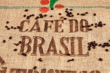 Bir çuval jüt üzerine kahve çekirdekli 