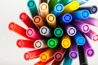 Beyaz arkaplanda yukarıdan çekilen işaretler