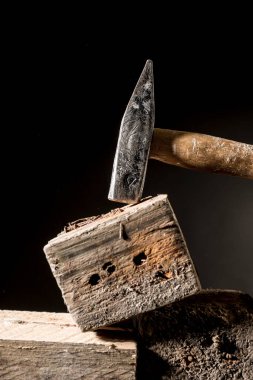 Çekiç, tahta çiviye çarpıyor.