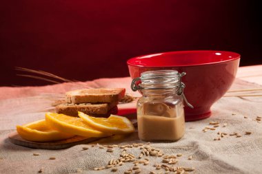 Süt, rusk ve fıstık ezmesine dayalı zengin kahvaltı