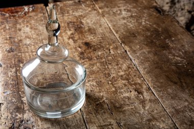 Antika tahta topuklu şık cam kap.