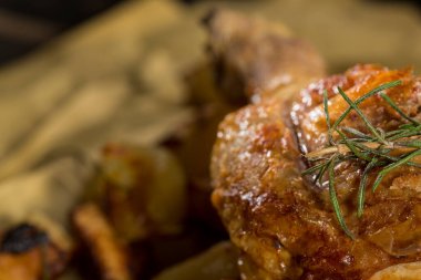 Kızarmış tavuk ve patates kızartması hazır.