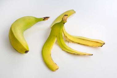 Muz ve kabuk beyaz arkaplanda