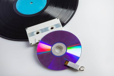 Vinil, plak, kaset, anahtar, usb, beyaz arkaplan üzerinde port