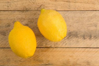 Tahta masadaki limonlar