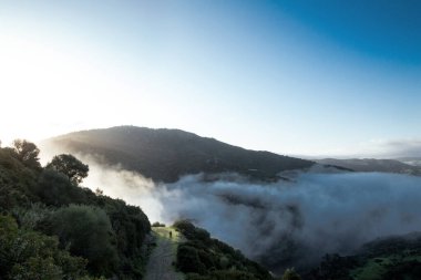 Bulutların üzerindeki güzel dağ manzarası