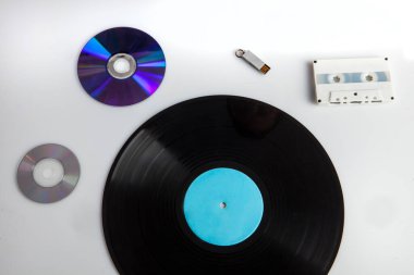 CD, kaset, vinil kayıt ve usb anahtarı beyaz arkaplanda