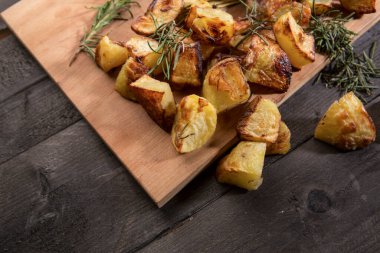 biberiyeli fırında patates masada servis edilir.