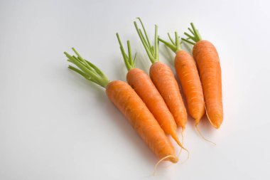 Beyaz arka planda taze havuç. 