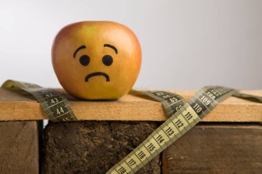 şerit ölçülü üzgün elma 