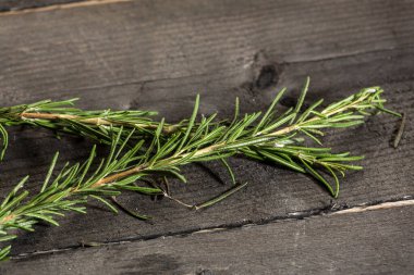 ahşap masa üzerinde taze biberiye 