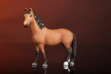 Karanlık bir arka planda at oyuncağı 