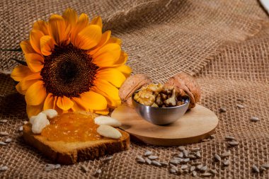 Çuval bezinde ayçekirdeği ve fındık