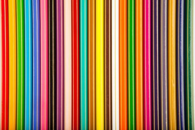 Beyaz arkaplandaki renkli kalemlerin bileşimi