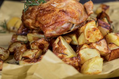 Kızarmış tavuk ve patates kızartması hazır.