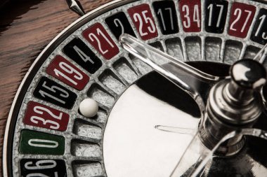 Tahta rulet siyah arkaplanda izole edilmiş.