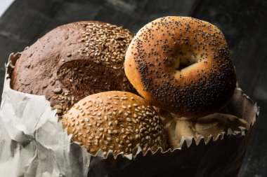 Tahta bir masada izole edilmiş çeşitli karakteristik ve tipik ekmekler.