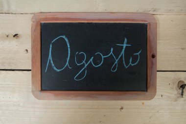 İtalyan metni olan karatahta 