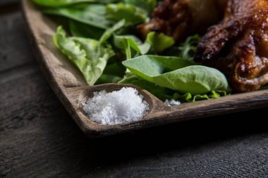 Izgara et, taze otlar ve ahşap tahtada tuz. seçici odak.  