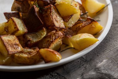 biberiyeli fırında patates masada servis edilir.