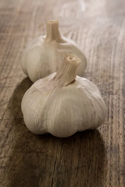 Garlics Isolated Wooden Table — Stock Photo, Image