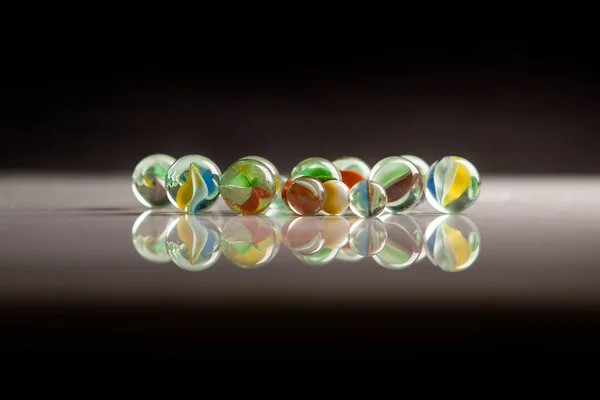 Mármores Vidro Coloridos Uma Superfície Reflexiva Com Fundo Preto — Fotografia de Stock