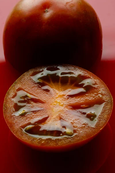红番茄大块 在红色背景下隔离 — 图库照片