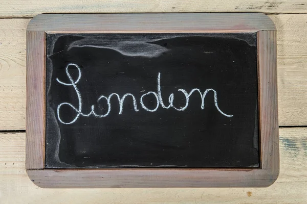 Het Woord London Geschreven Wit Krijt Een Schoolbord — Stockfoto