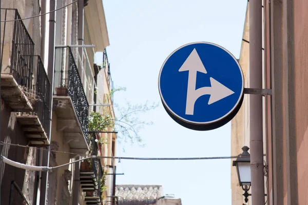 Road Sign Indicating Direction Travel Urban Context — Stock Photo, Image