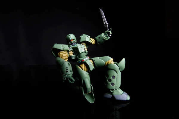 Zabawka Robot Zielony Kolor Porusza Miecz Izolowane Czarnym Tle — Zdjęcie stockowe