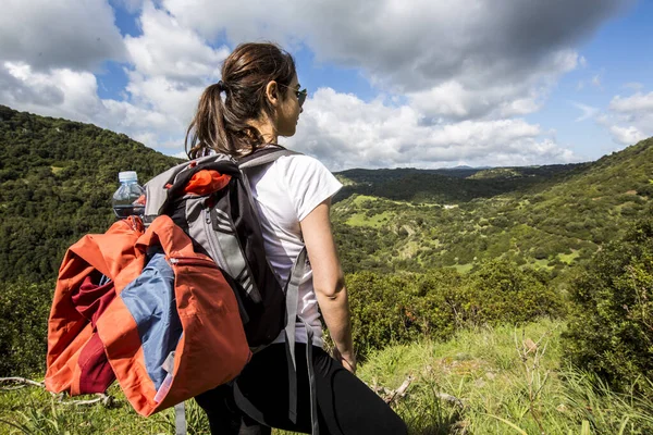 Žena Kráčí Před Skupinou Turistů Horách Obklopených Přírodou — Stock fotografie