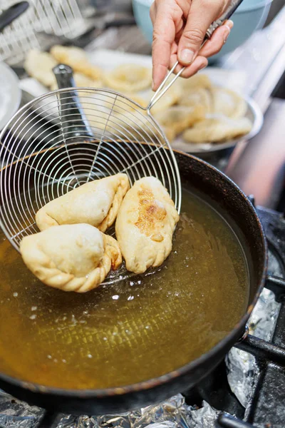 Detail Preparation Fried Ravioli Pan Full Oil Traditional Kitchen — Stock Photo, Image