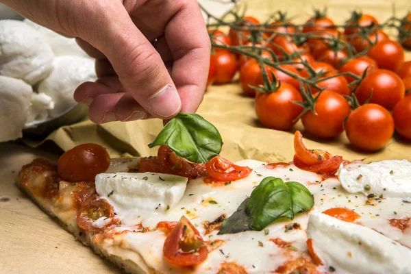 Main Une Personne Prend Une Tranche Pizza Tomate Sur Une — Photo