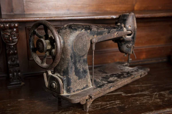 Máquina Coser Oxidada Antigua Aislada Gabinete Madera Vintage — Foto de Stock