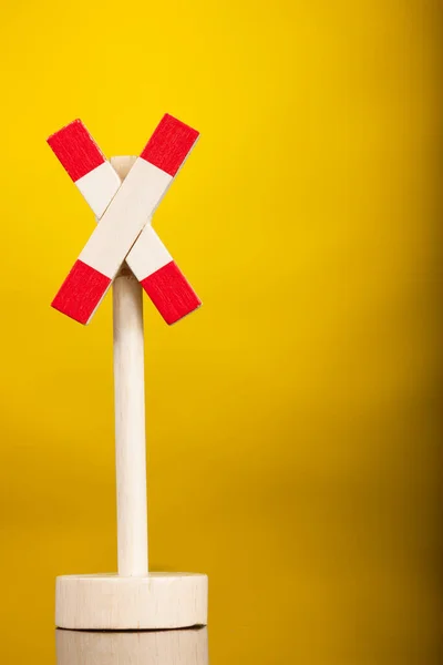黄色い背景に孤立したおもちゃの道路標識 — ストック写真
