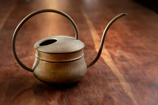 铁制茶壶 隔离在房子里的桌子上 — 图库照片