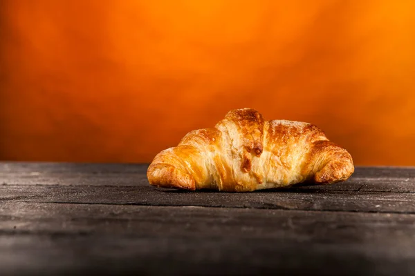 Croissants Auf Einem Tisch Isoliert Auf Orangenem Hintergrund — Stockfoto