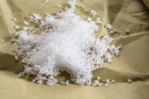 Lockeres Grobes Salz Auf Einem Blatt Papier — Stockfoto