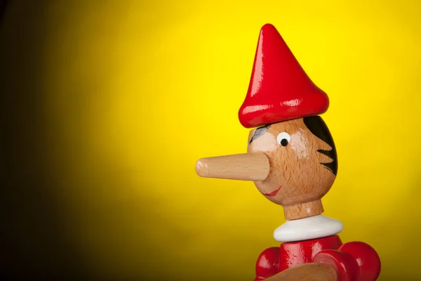 Pinokio Drewniana Zabawka Żółtym Tle — Zdjęcie stockowe