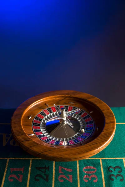 Roda Roleta Madeira Isolada Fundo Azul — Fotografia de Stock