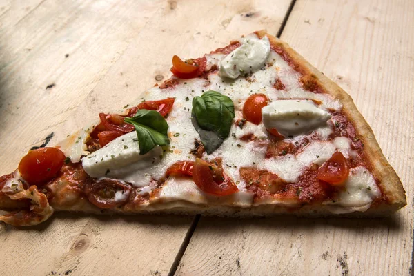 Coin Pizza Avec Tomates Mozzarella Sur Une Table Vue Haut — Photo