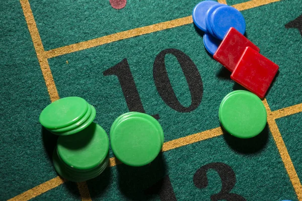 Roulette Spielbrett Mit Farbigen Chips — Stockfoto
