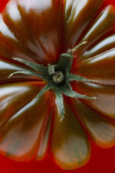Macro Tomate Rouge Isolé Sur Fond Rouge — Photo