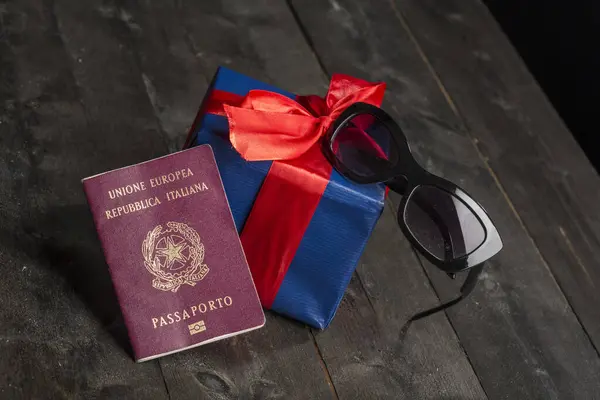 Hediye Pasaport Gözlük Tahtadan Bir Masada Izole Edilmiş — Stok fotoğraf