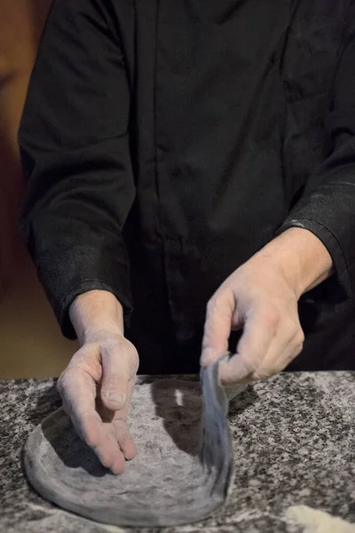 Chef Mãos Preparando Massa Pizza — Fotografia de Stock