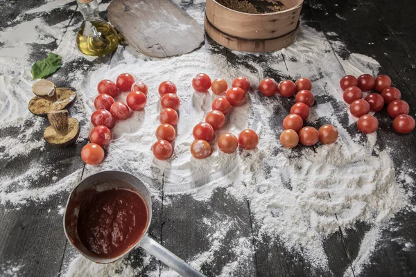Pizza Écrite Avec Des Tomates Cerises Sur Une Table Pleine — Photo