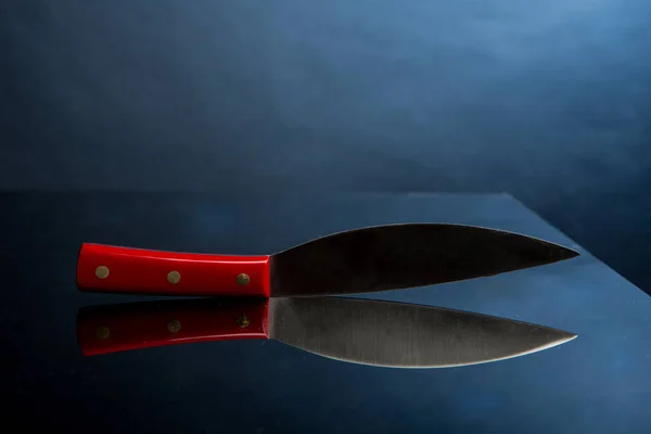 Μαχαίρι Κόκκινη Λαβή Που Απομονώνεται Μαύρο Φόντο — Φωτογραφία Αρχείου